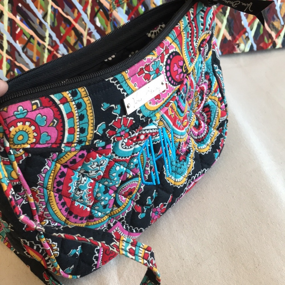 Vera Bradley crossbody bag. Floral Fun Sporty lil gal. NWOT “CHN” monogram - Picture 2 of 6